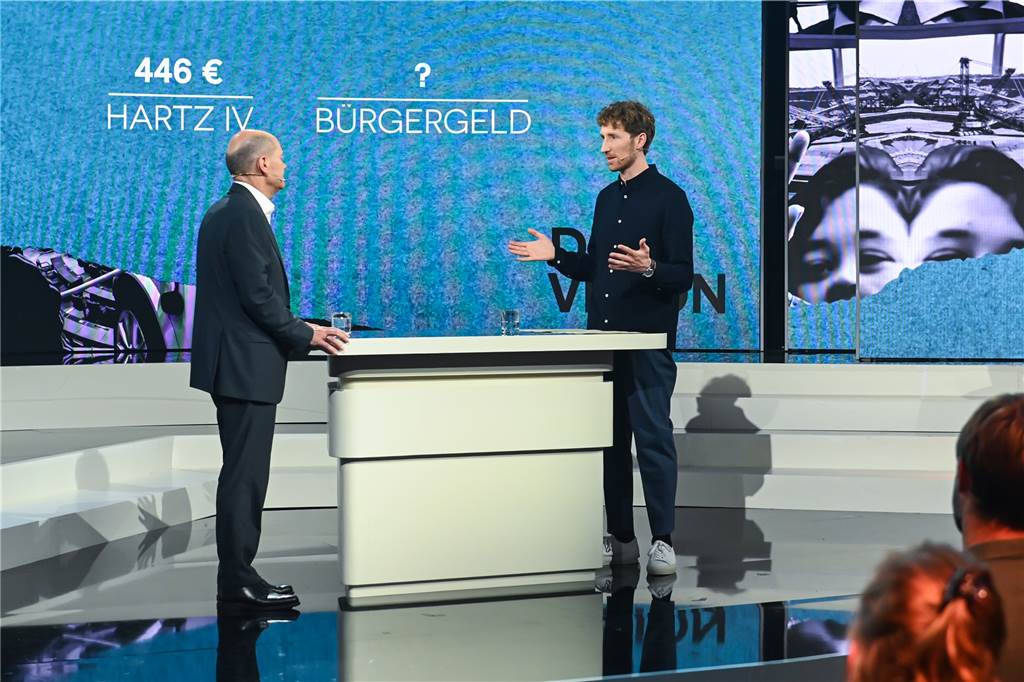 Louis Klamroth übernimmt „Hart aber fair“: Wer ist der neue Mann der ARD? Moderator Louis Klamroth (r) spricht mit Olaf Scholz (SPD), Vizekanzler, Bundesfinanzminister und Kanzlerkandidat, bei der Fernsehsendung "Die ProSieben-Bundestagswahl-Show".