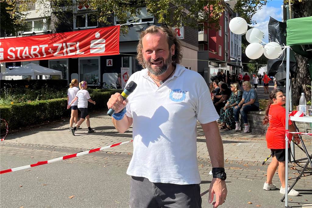Top Wetter beim Hospizlauf: Läufer drehten mehr als 10.000 Runden Peter Blaschke vor der Start/Ziel Plakat.