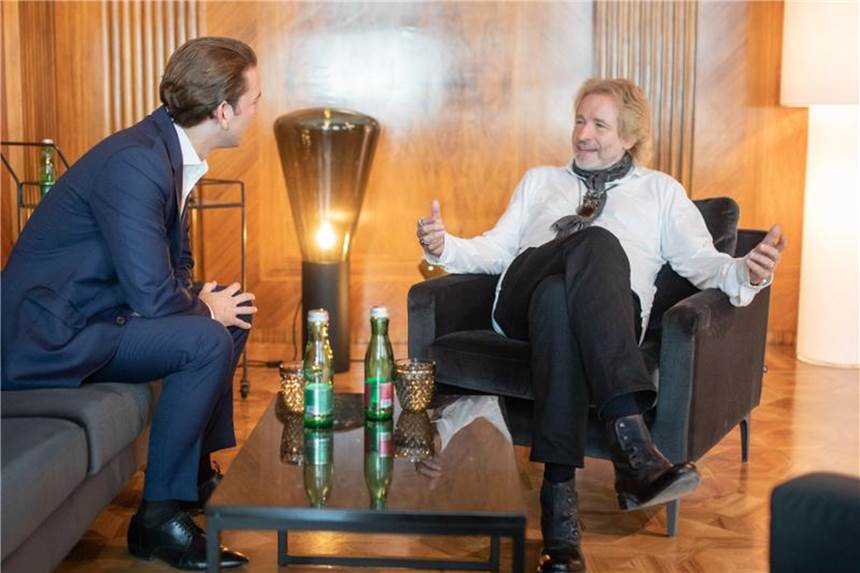 Thomas Gottschalk zum Mittagessen bei Sebastian Kurz Moderator Thomas Gottschalk (r) trifft den österreichischen Kanzler Sebastian Kurz (ÖVP) in Wien. Foto: Jakob Glaser/Bundeskanzleramt