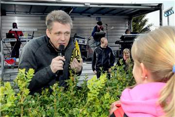 Moderator und Organisator Jörg Przystow (l.) gibt eine Vorrausschau auf das Pannekaukenfet 2019 in Schwerte.