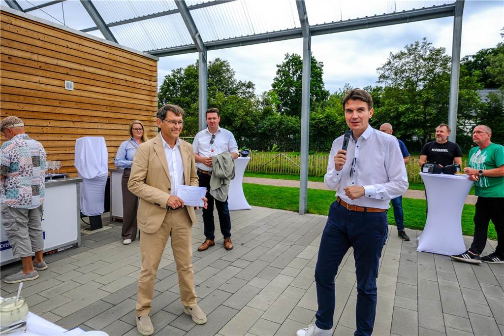 „Chateau d’Emscher“: Weinanbau in der Region hat gerade erst begonnen Prof. Dr. Uli Paetzel begrüßt die Gäste bei der Verkostung.