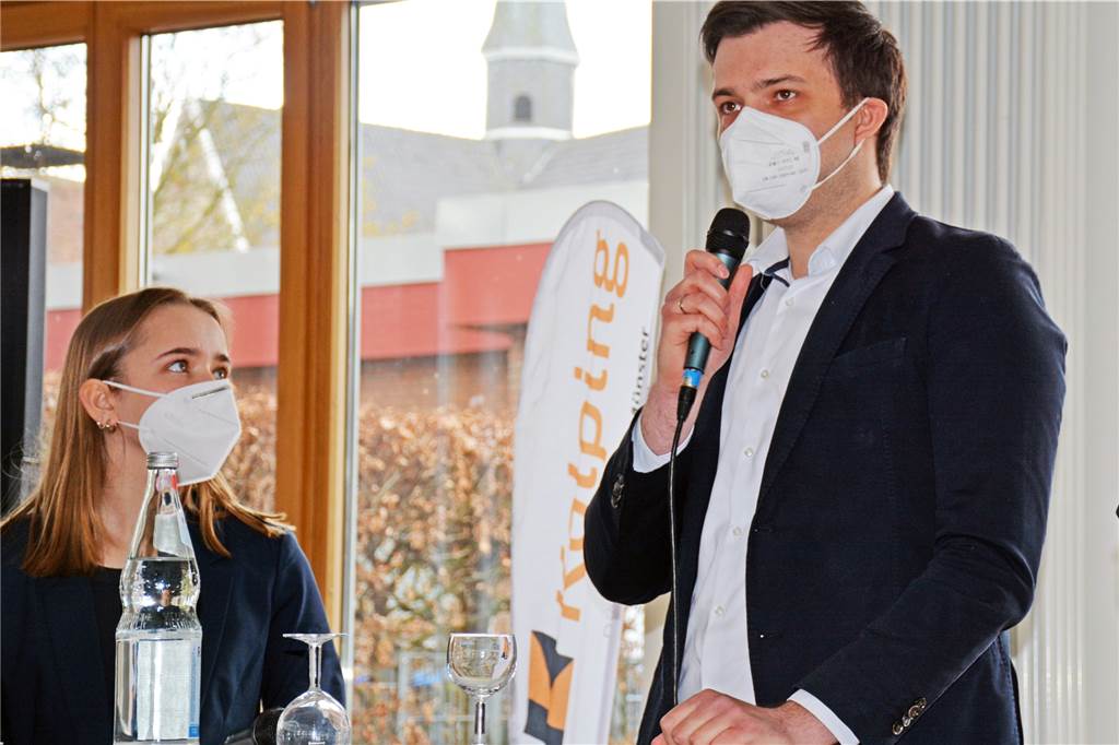 Von der Oma bis Karl Marx: Talkrunde der Landtagskandidaten in Vreden Moderatorin Inga Trautmann befragt Sergej Kernebeck.