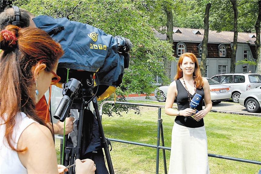 Als Castrop-Rauxel die Nationalelf bejubelte - Erinnerungen an 2006 Moderatorin Monica Lierhaus berichtete nach der Ankunft der Nationalmannschaft für die ARD regelmäßig aus Castrop-Rauxel.