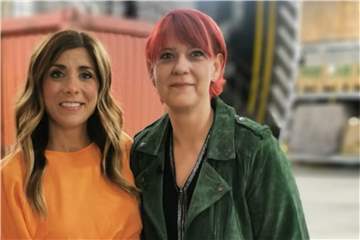 Moderatorin Panagiota Petridou hier zusammen mit Friseurin Eva Stefanello (v.l.) aus Olfen.