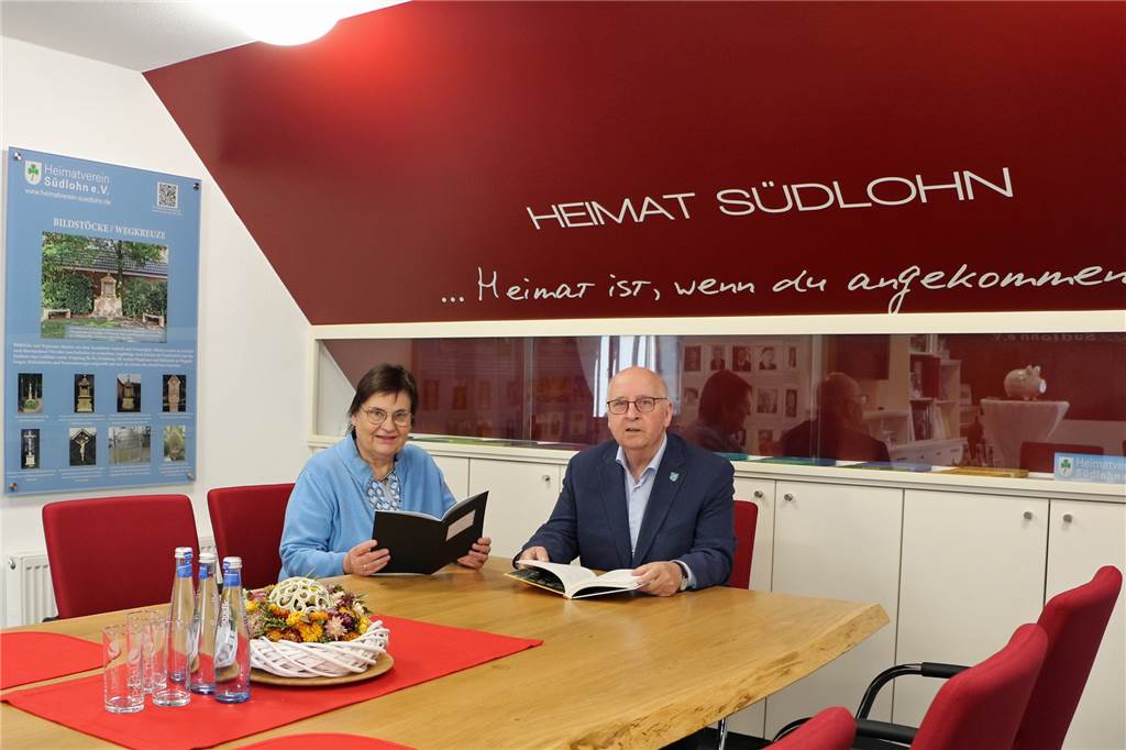 Zeitreise im Heimatraum: SC-Pokal, Königsplaketten und 168 Persönlichkeiten Modern und zeitgemäß ist auch der Heimatraum im Pfarrheim eingerichtet. Die Mitglieder um Ernst und Doris Bennemann haben viel Zeit in die Aufbereitung investiert.