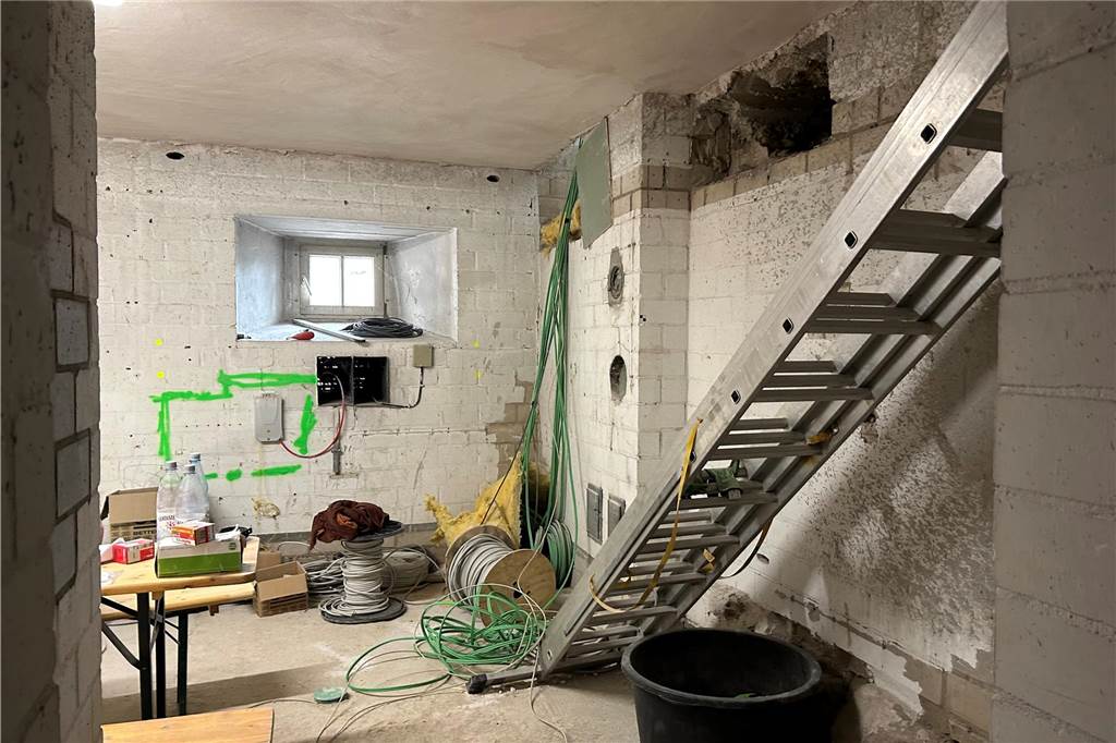 Moderne Technik, sprich: Leitungen, werden in der Burg Botzlar eingebaut. Damit das künftige Bürgerzentrum den Ansprüchen der Bürgerinnen und Bürger genügt.
