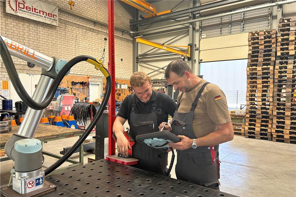 Schlosserei Deitmer: Ein Weltunternehmen mit Millionen-Umsatz Modernste Technik, wie hier die Bedienung eines Schweiß-Roboters sind für die Mitarbeiter Patrick Hante und Alexander Schlamann (r.) ganz selbstverständlich.
