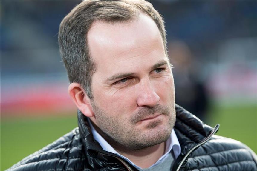 40 Punkte: Augsburg kurz vorm Ziel - Schützenhilfe für Mainz Möchte möglichst schnell 40 Punkte: Augsburgs Trainer Manuel Baum. Foto: Swen Pförtner