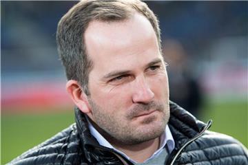 Möchte möglichst schnell 40 Punkte: Augsburgs Trainer Manuel Baum. Foto: Swen Pförtner