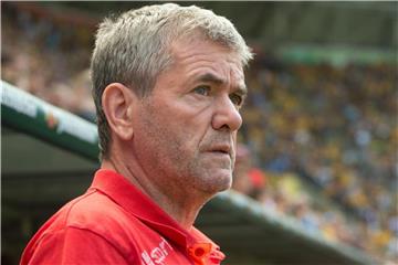 Möchte nach dem Aufstieg gerne in neue Spieler investieren: Fortunas Trainer Friedhelm Funkel. Foto: Sebastian Kahnert