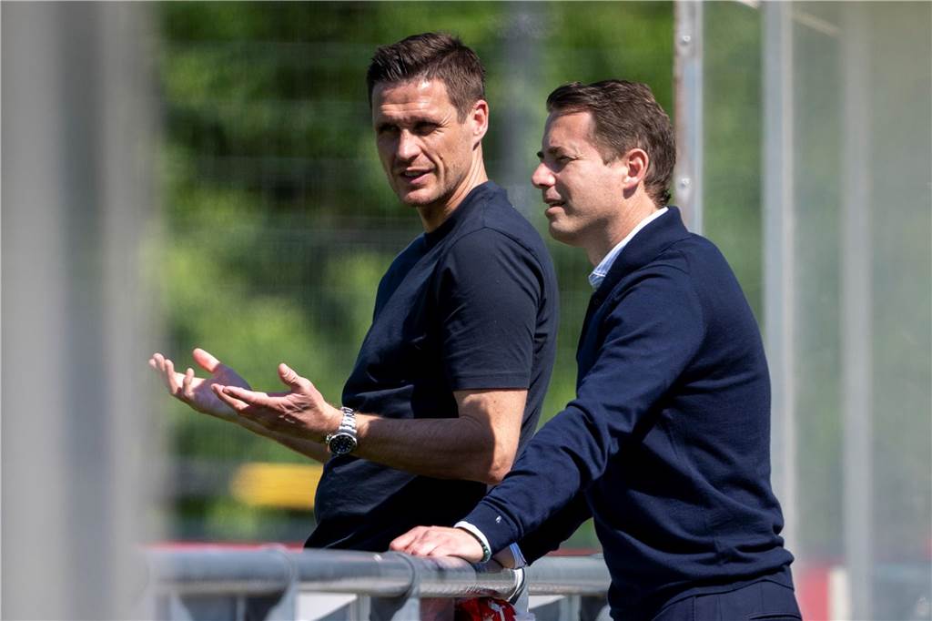 Neuausrichtung der BVB-U23: Mehr eigene Talente, höhere Durchlässigkeit, mehr Identifikation Sebastian Kehl redet mit Lars Ricken.