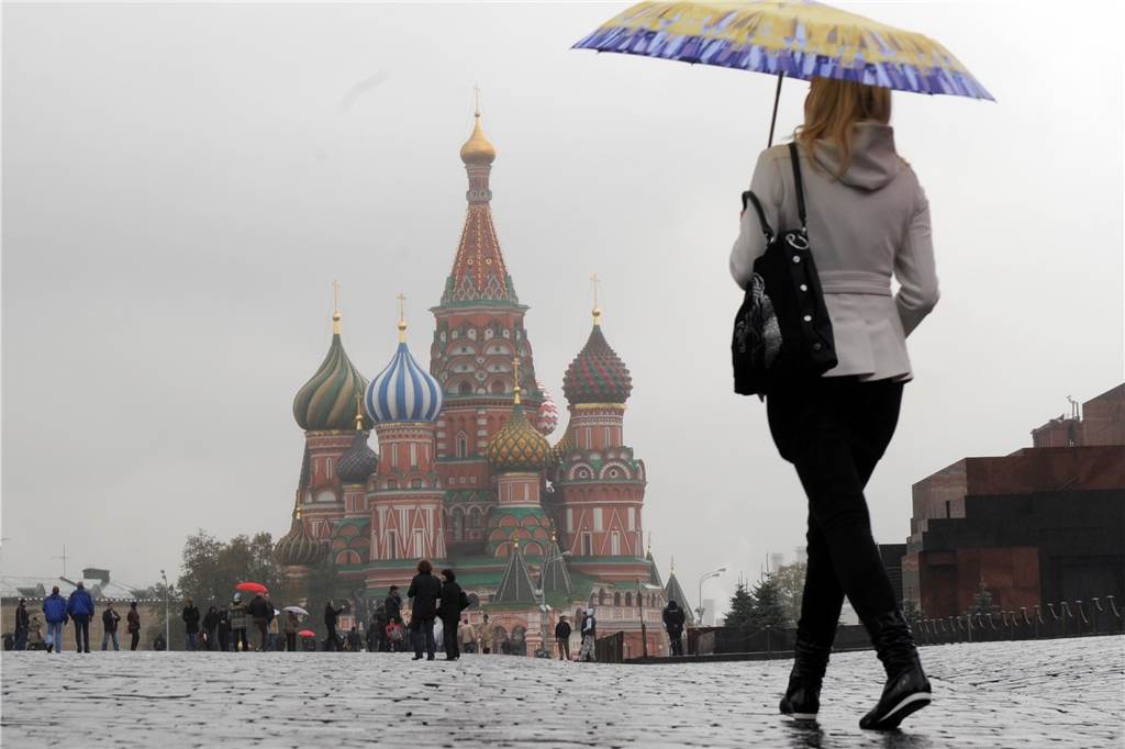 Fünf „frappierende Parallelen“: Putin regiert wie einst Iwan der Schreckliche Eine Passantin gehen am Freitag (09.10.2009) in der russischen Hauptstadt Moskau im strömenden Regen über den Roten Platz (im Hintergrund die Basiliuskathedrale).
