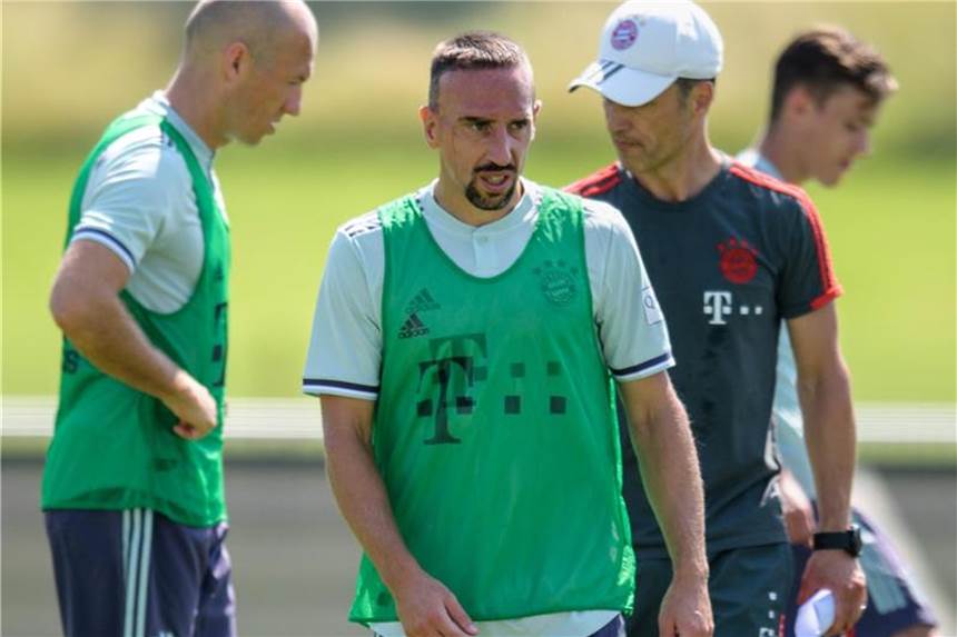 Kovac schwärmt von Robben und Ribéry - Boateng soll bleiben Mögen sich: Arjen Robben (l), Franck Ribéry (M) und Bayern-Coach Niko Kovac. Foto: Matthias Balk/dpa