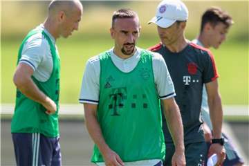 Mögen sich: Arjen Robben (l), Franck Ribéry (M) und Bayern-Coach Niko Kovac. Foto: Matthias Balk/dpa