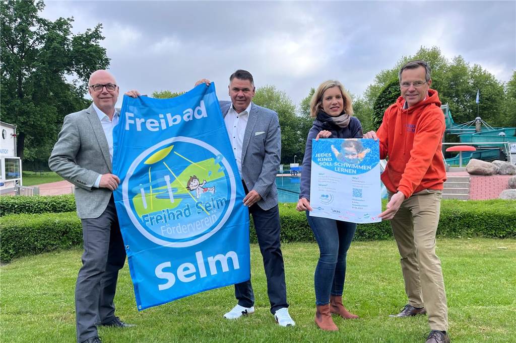 Möglich werden die Schwimmkurse durch viele Akteure: Matthias Fischer von der UKBS, Landrat Mario Löhr, Sandra Ruiz, Geschäftsführerin Bündnis für Familie, und dem Freibad-Geschäftsführer Markus Jungeilges.