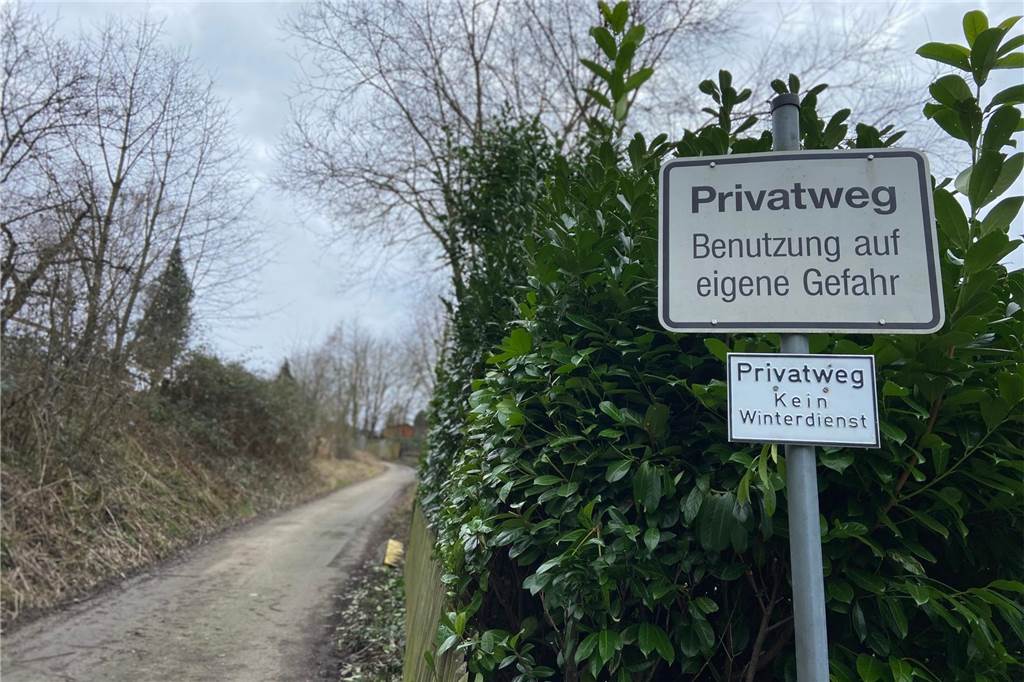 EDG fährt Privatweg nicht mehr an: Anwohner sind empört Ein Schild weist auf einen Privatweg hin.