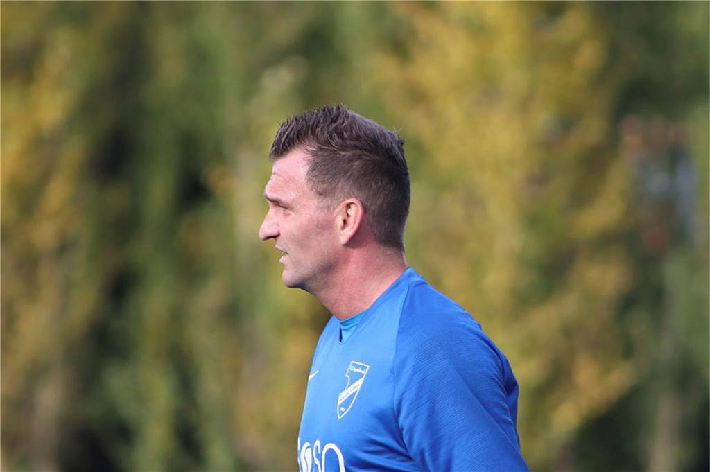Personalsorgen des TuS Niederaden entspannen sich nicht automatisch Trainer Armel Mesic sieht angestrengt in die Luft.