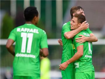 Mönchengladbachs Christoph Kramer (M) beglückwünscht Thorgan Hazard (r) zu dessen Treffer zum 1:0. Foto: Matthias Balk