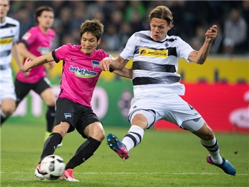 Mönchengladbachs Jannik Vestergaard (r) und Berlins Genki Haraguchi kämpfen um den Ball. Das einzige Tor in der Partie erzielte Gladbach. Foto: Marius Becker
