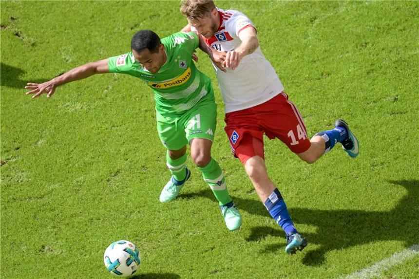 HSV steigt aus Bundesliga ab: Wolfsburg in Relegation Mönchengladbachs Raffael (l) und Hamburgs Aaron Hunt kämpfen um den Ball. Foto: Axel Heimken