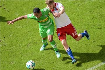 Mönchengladbachs Raffael (l) und Hamburgs Aaron Hunt kämpfen um den Ball. Foto: Axel Heimken