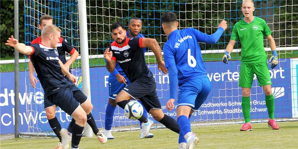 Trainer des VfL Schwerte zeigt Hang zur Ironie und freut sich auf „unseren goldenen Teppich“ Mohamed Ouali schießt für den VfL Schwerte im Spiel gegen die SG Hemer aufs Tor.
