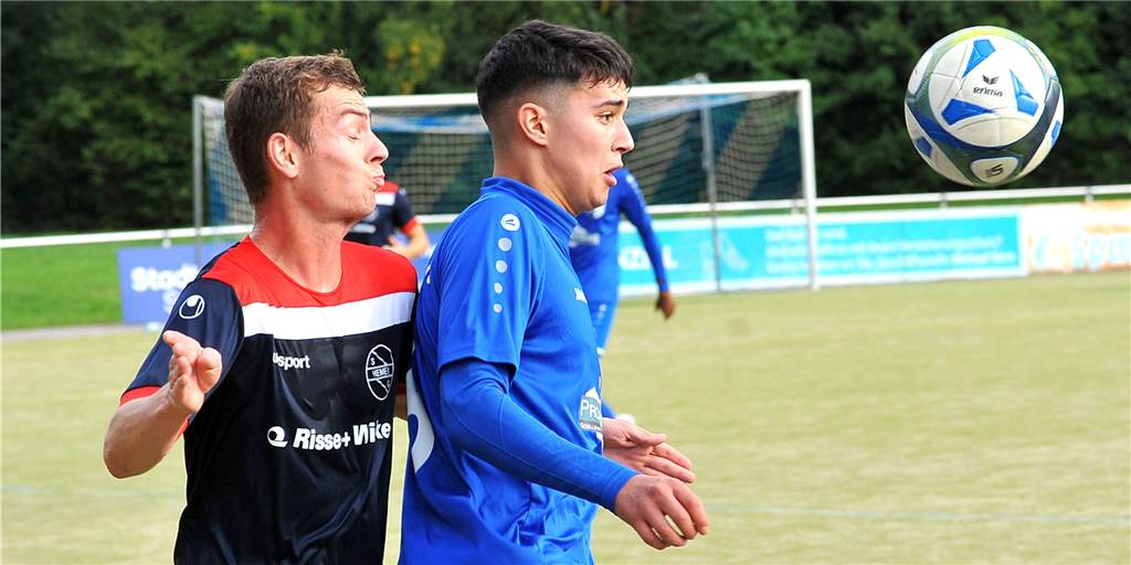 Der Trainer des VfL Schwerte und seine Warnung vor einem „Bierdeckel-Spieler“ des Gegners Mohamed Ouali (VfL Schwerte) im Zweikampf gegen einen Spieler der SG Hemer.