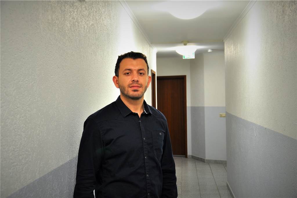 Illegale Ferienwohnungen am Wall - Miethai drängt Hausbewohner raus Mohamed Sheikh Ibrahim im Hausflur vor seiner Wohnung. Der Schwanenwall-Mieter hat Widerspruch gegen seine Kündigung eingelegt – erfolgreich.
