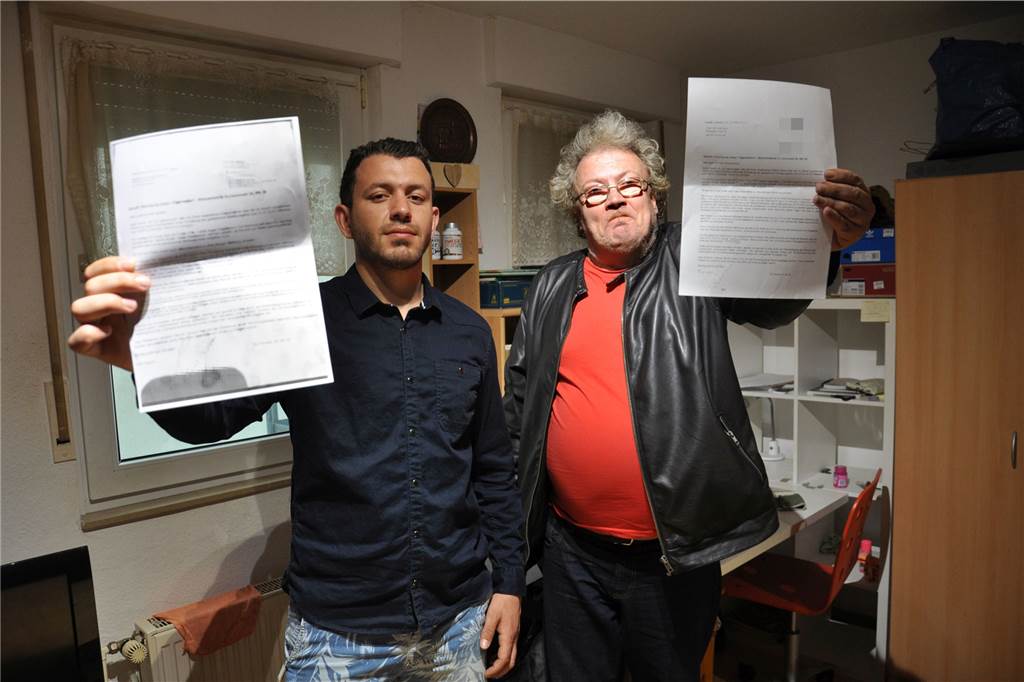 Illegale Ferienwohnungen am Wall - Miethai drängt Hausbewohner raus Mohamed Sheikh Ibrahim und Erich Schünemann stehen in Sheikh Ibrahims Wohnung und zeigen ihre identischen Kündigungsschreiben.