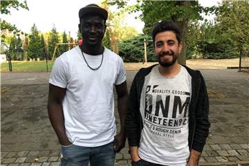 Mohamed Tounkara stammt aus Guinea. Er hat gerade eine Kochlehre im Hotel Seehof abgeschlossen. Suleiman Yousuf Saado aus dem Irak absolviert den praktischen Teil seines Fachabiturs bei der Caritas und will danach studieren. 