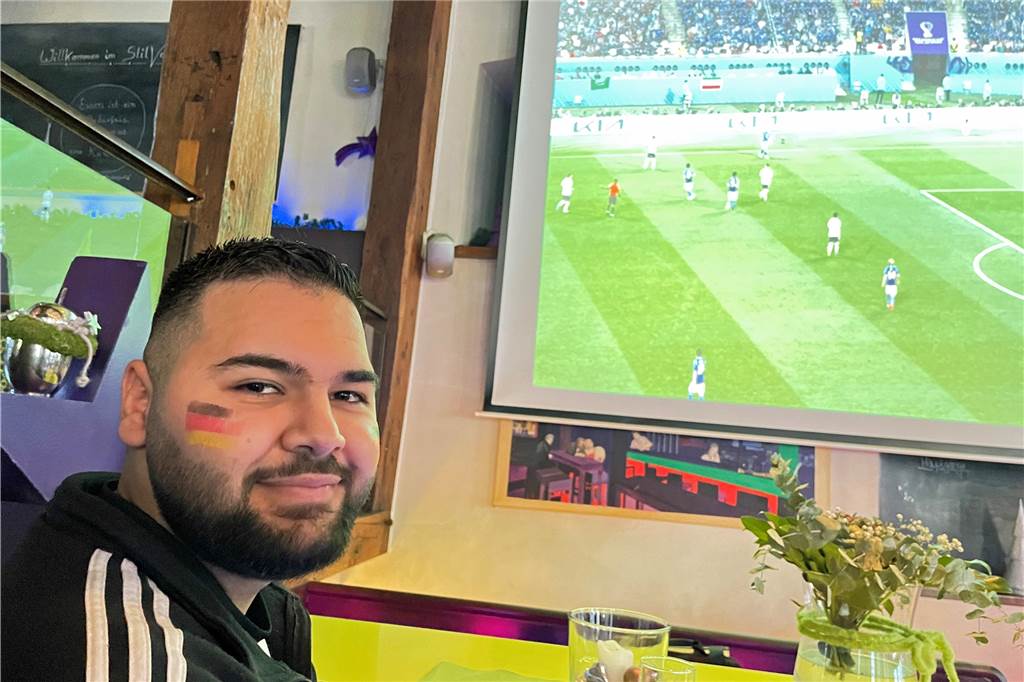 So war der WM-Auftakt für Deutschland in der Gaststätte Stilvoll Mohammad Alsaid ist syrischer Flüchtling und wartet derzeit auf einen Studienplatz. Deshalb konnte er Mittwochnachmittag das Spiel schauen.