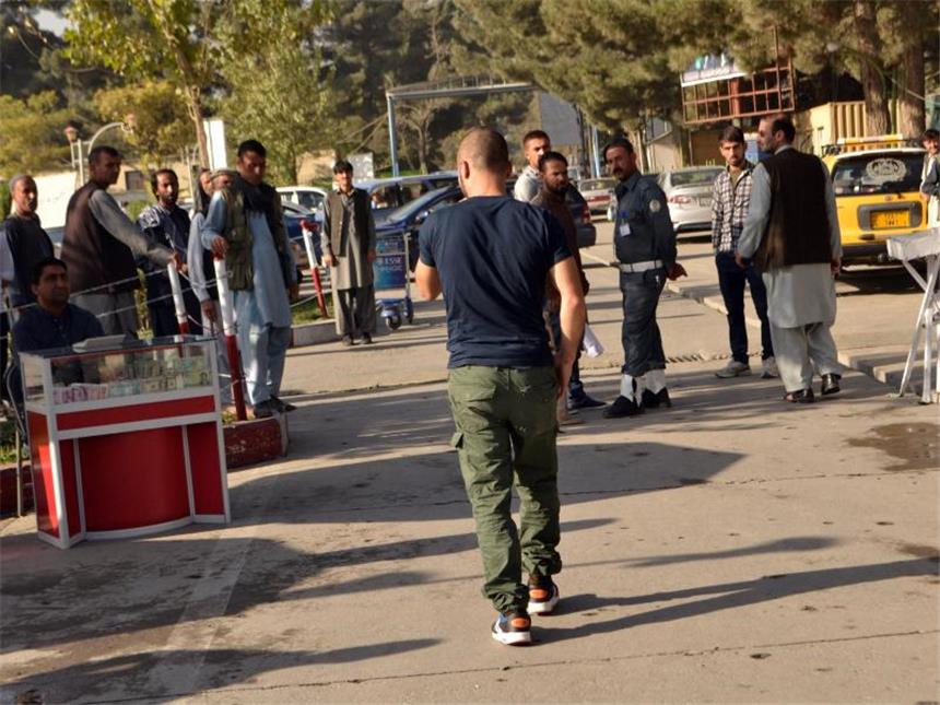 De Maizière verteidigt erneute Abschiebung nach Afghanistan Mohammad Hashemi (M.), ein abgelehnter Asylbewerber aus der Unruheprovinz Helmand, nach der Landung in Kabul. Foto: Mohammad Jawad