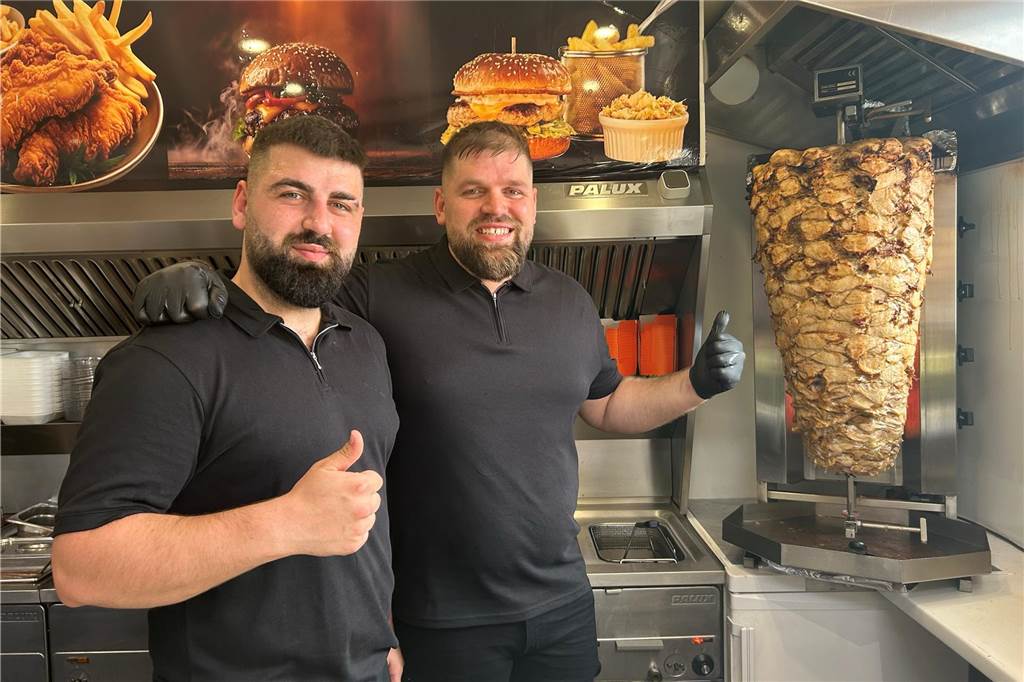 Riesige Freude bei den Brüdern Hachim nach dem Umsturz im Syrien Mohammad (l.) und Ahmad Hachim haben im August den ehemaligen Imbiss von Onkel Mo in Stockum übernommen.