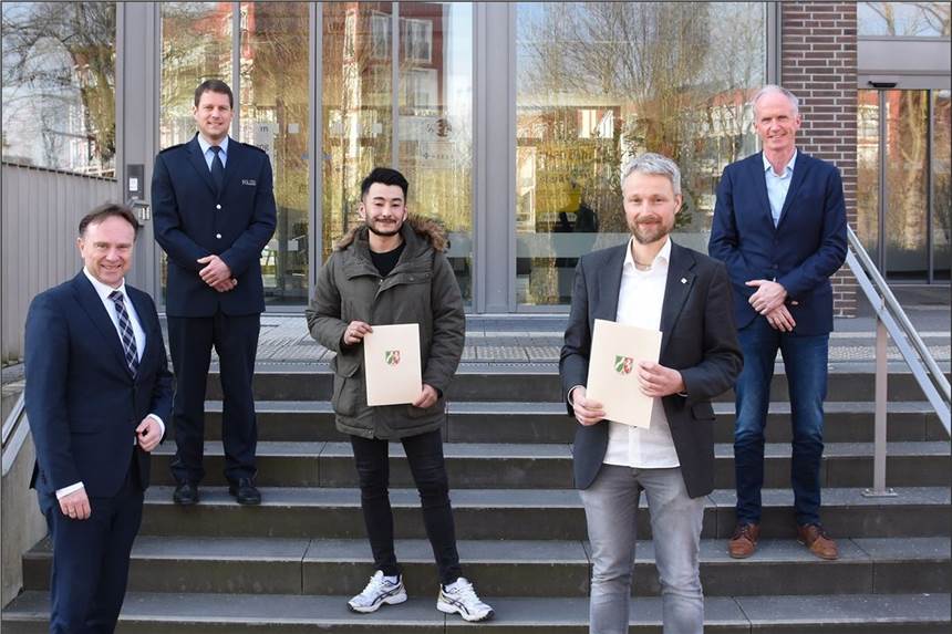 Ehemaliger Wettkampfboxer aus Afghanistan stellt Goldschmiede-Räuber Mohammad Rezai (23, 3.v.l.) und Timo Plaß (40, 4.v.l.) wurden für ihr couragiertes Einschreiten geehrt.
