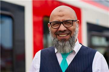 Mohammed Boujettou hat es als Zugbegleiter immer wieder mit alkoholisierten und uneinsichtigen Kunden zu tun. Weil er dabei trotzdem alles gibt, wurde er jetzt zum "Eisenbahner mit Herz" gewählt.