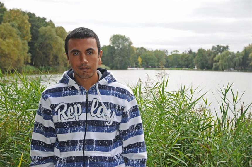 So floh ein syrischer Arzt von Damaskus nach Lünen Mohammed ist angekommen am Cappenberger See und wartet darauf, wie es für ihn weitergeht. Er hat eine lange und beschwerliche Reise hinter sich.