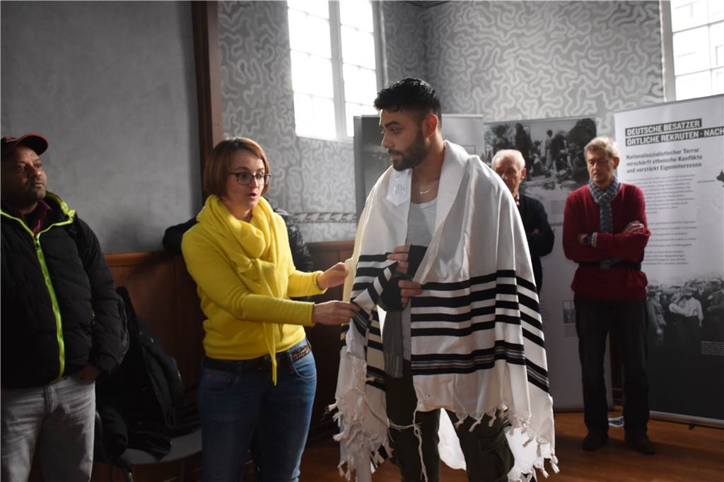 Mohammed Rashid trägt das jüdische Gewand Tallit, das zum Beten angezogen wird.