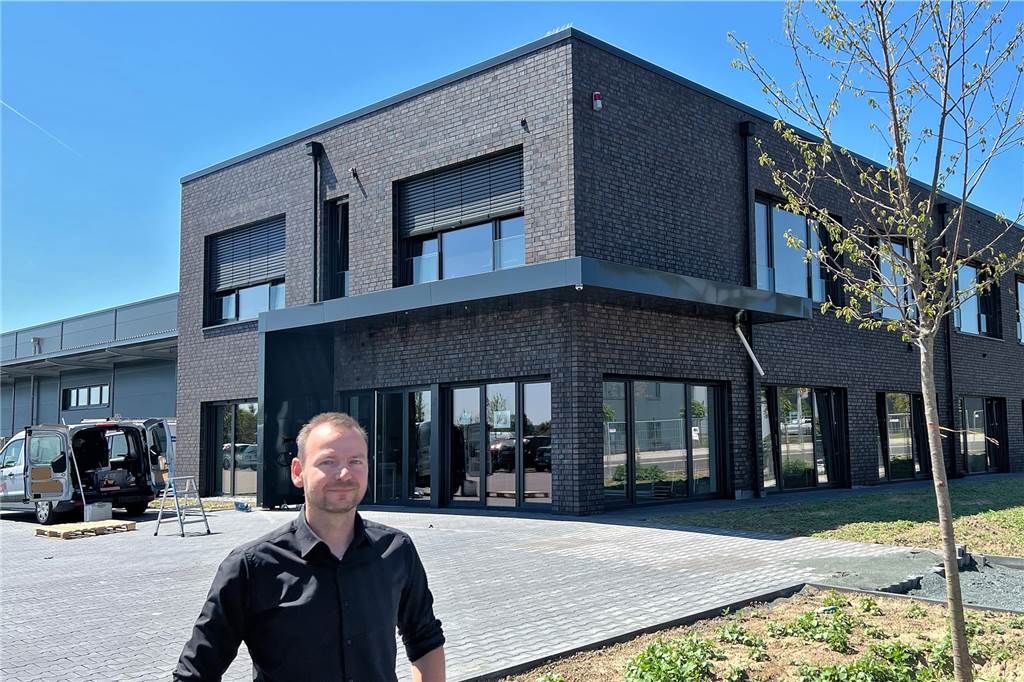 Moklansa-Geschäftsführer Jan Hütker steht vor dem Neubau an der Gottlieb-Daimler-Straße 27b.
