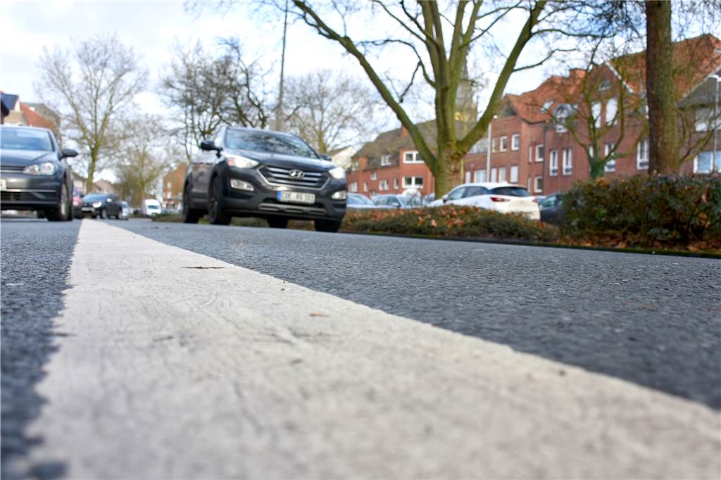 Wallstraße ohne Parkplätze? Umgestaltung sorgt für viele Sorgenfalten Momentan bestimmen Autos das Bild in der Wallstraße. Bis zu 60 Prozent der Fahrzeuge seien reiner Durchgangsverkehr, erklärte Walter Fleige, Stadtplaner bei der Stadt Ahaus im Ausschuss. Auch dagegen soll die Umgestaltung etwas tun.