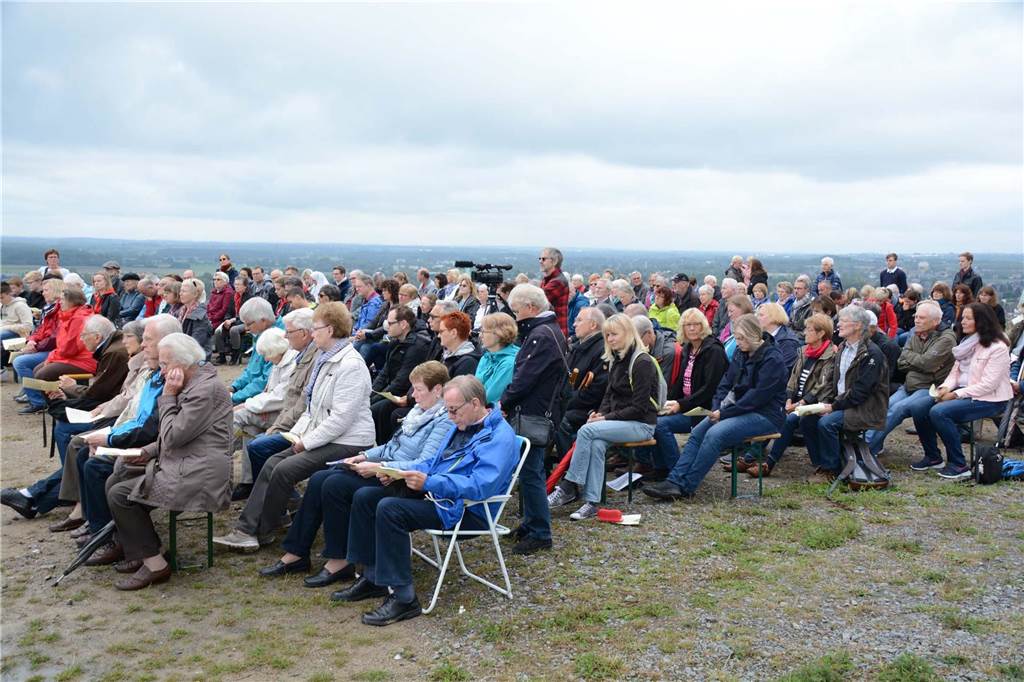 Halde Schleswig könnte bald begehbar sein Momentan ist die Halde Schleswig nur beim Friedensgebet der Religionen einmal jährlich begehbar