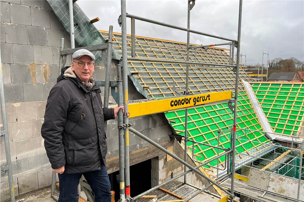 Der Stand am Haus Mühlenstraße: Investor nennt Bezugsdatum Thomas Buhl steht auf dem Dach des Neubaus.