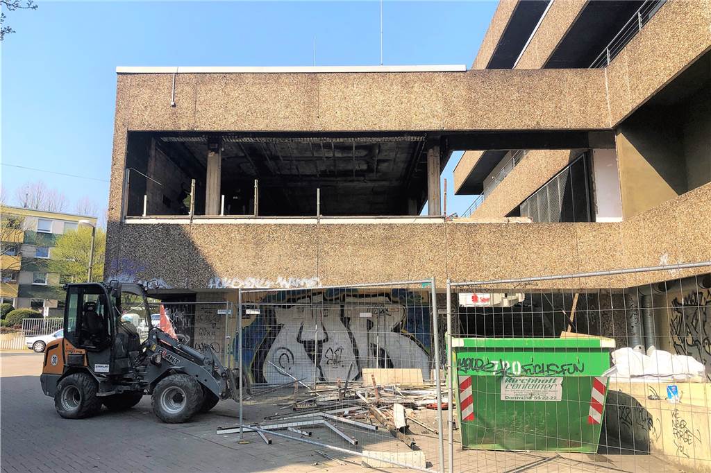 Handels-Experte: „So viele Chancen hatte dieser Stadtteil lange nicht mehr“ Momentan wird das ehemalige Kaufhaus Konze am Heinrich-Sondermann-Platz entkernt.
