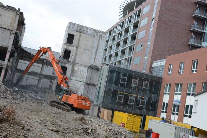 So wird das Bergmannsheil im laufenden Betrieb umgebaut Momentan wird die zweite Hälfte des alten Funktionstraktes abgerissen. Nur wenige Meter vom Abrissbagger entfernt werden Patienten betreut.