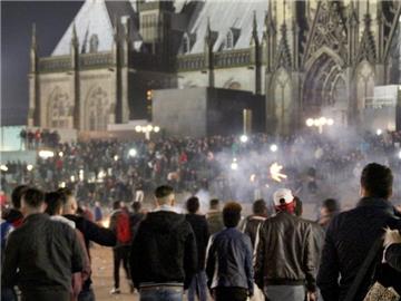 Momentaufnahme vom Vorplatz des Kölner Hauptbahnhofs in der Silvesternacht. Foto: Markus Böhm