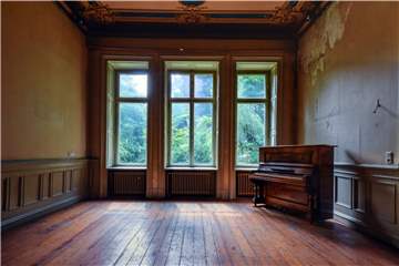 Momentaufnahmen, wie dieses Klavier in einer verlassenen Villa, faszinieren den Fotografen Martin Führt.