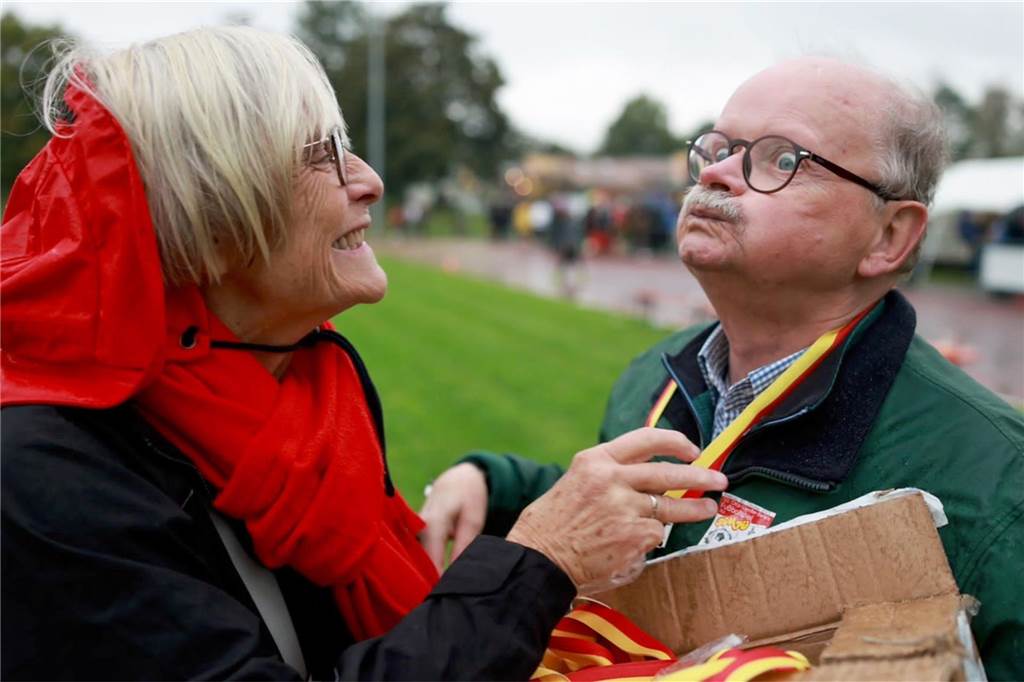 Momente des Glücks: Kirsten und Rainer Schulz, hier nach dem Benefiz-Fußballspiel 2023, waren 46 Jahre verheiratet. Rainer Schulz starb am 6. Dezember an der seltenen Creutzfeldt-Jakob-Krankheit.
