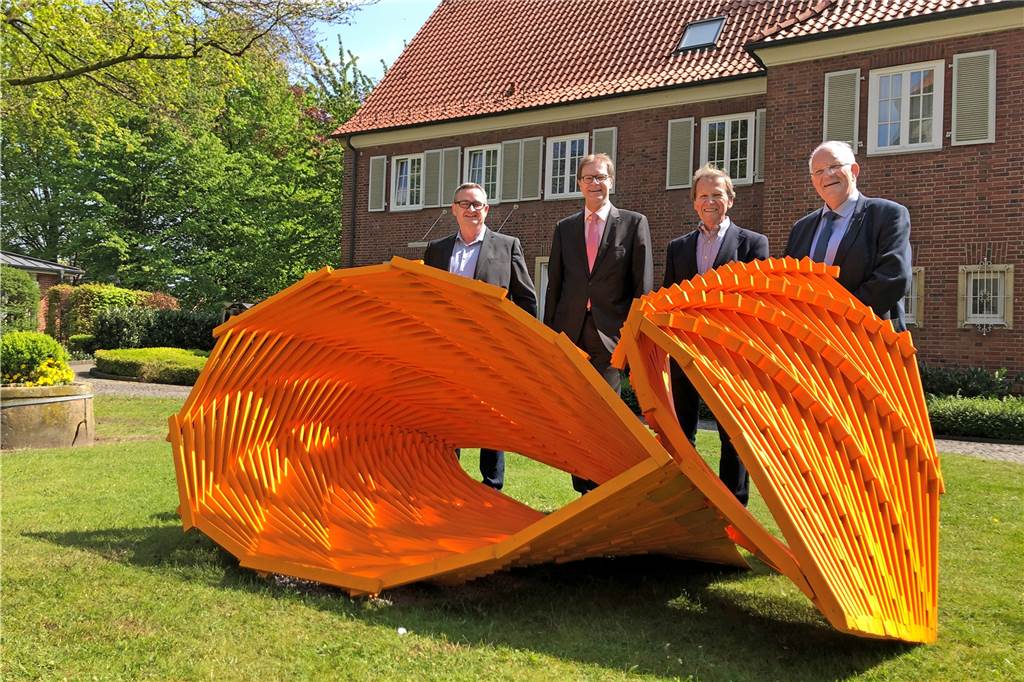 Skulpturenschau eröffnet neue Blicke auf die Stadt Stadtlohn Momentum von Ulrich Ludwig vor dem Pfarrhaus, dahinter (v.l.): Klaus-Dieter Weßing (Fachbereich Kultur der Stadt Stadtlohn), Klaus Stachowski (Vorstandsvorsitzender der Sparkassenstiftung), Ludger Gevers (Projekt-Koordinator und ISG-Vorsitzender) und Bürgermeister Helmut Könning.
