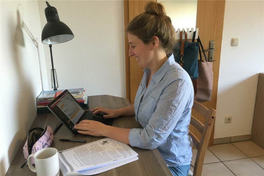 Das Coronavirus und die Schulen: Unterrichten über die digitale Lernplattform Mona Bomers, Deutschlehrerin an der Realschule Haltern arbeitete auch schon vor der Coronavius-Pandemie im Unterricht mit der Cloud, ebenso wie viele andere KollegInnen.