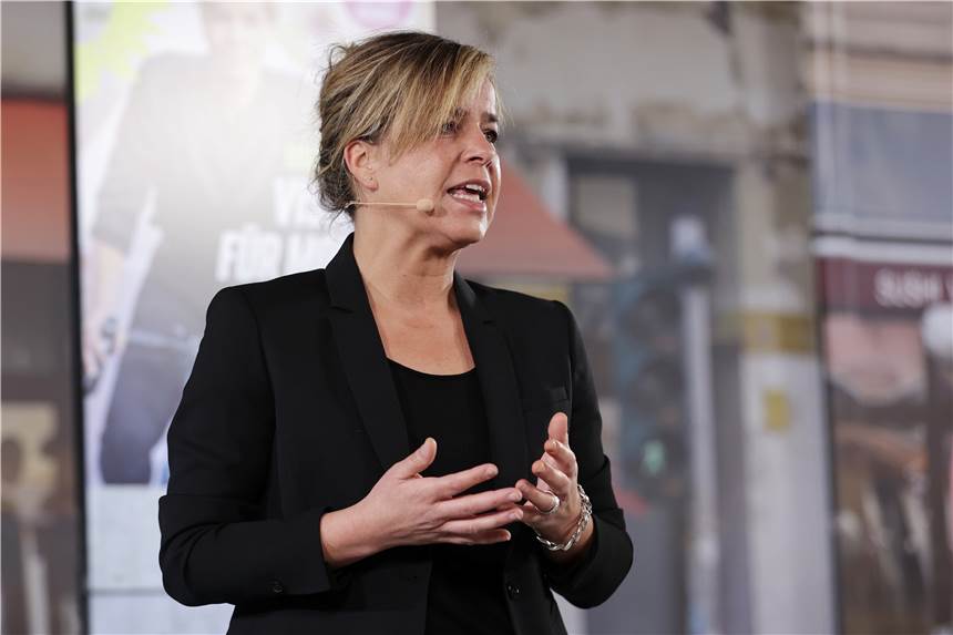 NRW-Grüne klauen „Hoch-die-Hände“-Slogan für Landtagswahl – Wie reagiert der Sänger? Mona Neubaur (Bündnis 90/Die Grünen), Landesvorsitzende und Spitzenkandidatin, bei einer Pressekonferenz für die strategische Ausrichtung und optische Gestaltung der Kampagne zu Landtagswahl.