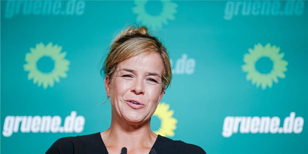 Grüne in NRW sind bereit, in Koalitionsverhandlungen „weite Wege mitzugehen“ Mona Neubaur, Landesvorsitzende von Bündnis 90/Die Grünen Nordrhein-Westfalen und die Spitzenkandidatin ihrer Partei für die Landtagswahl, gibt eine Pressekonferenz nach den Gremiensitzungen.